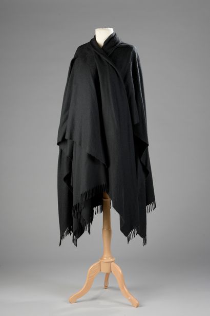 null Issey MIYAKE

LONG CAPE in black wool with fringes.