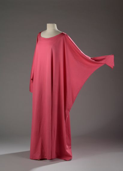 null Mine BARRAL-VERGEZ

Long pink stage dress with batwing sleeves. Not scratched....