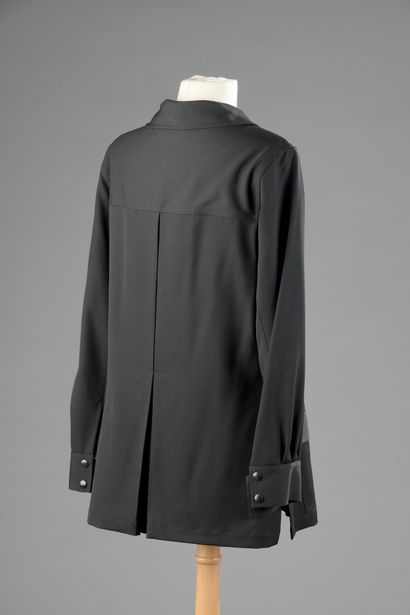 null Yves SAINT-LAURENT - Haute couture

SAHARIENNE en lainage noir, œillets et ...
