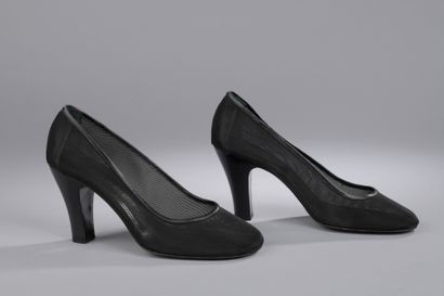 null Yves SAINT-LAURENT

Pair of black mesh and patent heel slingbacks worn on stage...