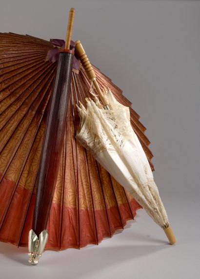 null TWO JAPANESE OMBRELLES in bamboo and paper.

A lace parasol is attached.