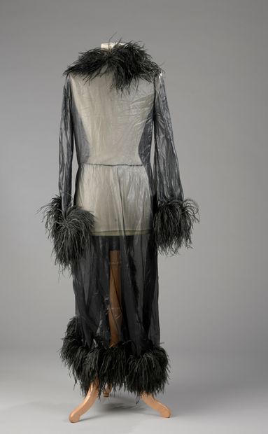 null Attributed to CHANEL

DESHABILLE in black silk voile edged with ostrich feathers....