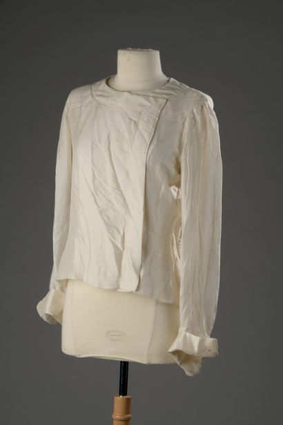null Attributed to CHANEL

Long-sleeved cream silk CORSAGE. Accidents under one ...