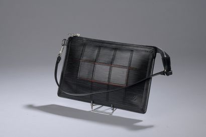 null Louis VUITTON

POCKET BAG in black epi leather. 

14,5 x 22 cm