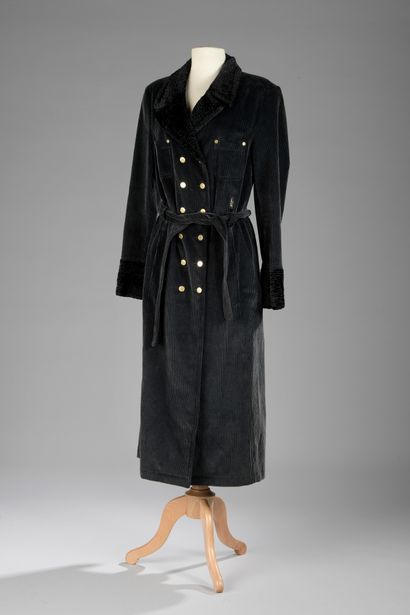 null Sonia RYKIEL

Coat in black corduroy. Collar and sleeves imitation astrakhan....