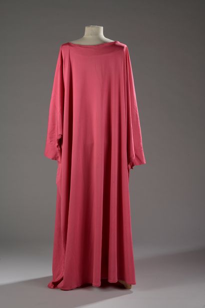 null Mine BARRAL-VERGEZ

Long pink stage dress with batwing sleeves. Not scratched....