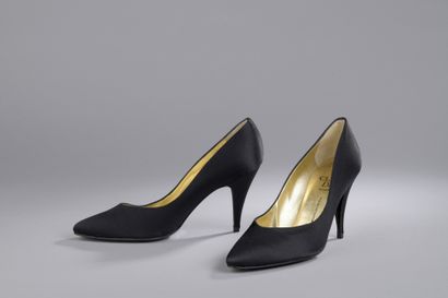 null Christian DIOR Shoes

PAIR OF ESCARPINS worn on stage, in black satin. Heel...