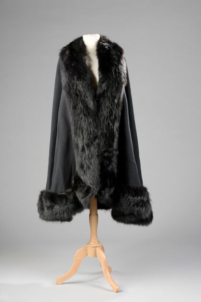 null ANONYMOUS

CAPE in black wool bordered with black fox.