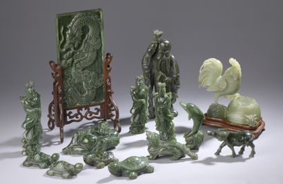 null ENSEMBLE EN JADE-NEPHRITE comprenant douze éléments dont onze statuettes figurant...