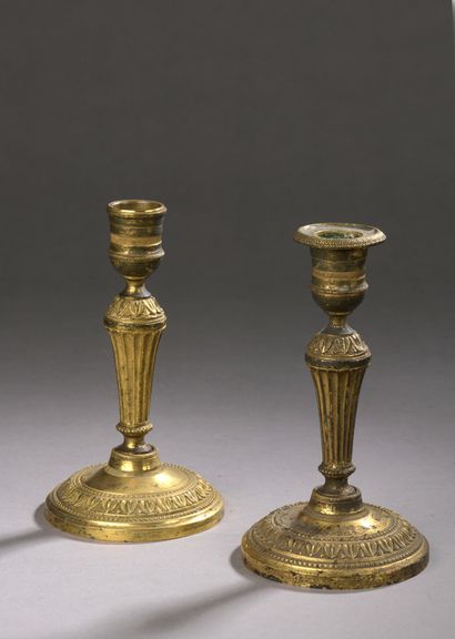 null PAIR OF SMALL CANDLES in gilt bronze. Shaft tapered and fluted and decorated...