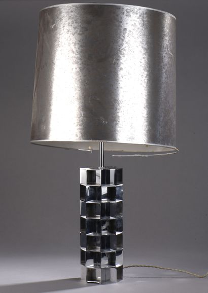 null TRAVAIL FRANÇAIS 1970

LAMPE DE BUREAU en acier chromé à décor de carrés superposés....