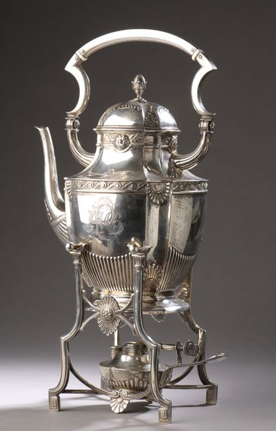 null SAMOVAR in silver 2nd title 800‰, adorned with gadroons and palm fronds.

Provided...
