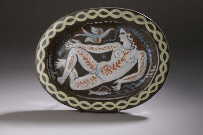 null René BUTHAUD (1886-1986)

Femme nue à la colombe. 

Plat ovale en faïence, émaux...