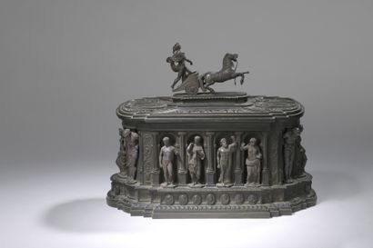 null French school of the 19th century

Bronze box decorated with statuettes in regule...