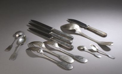 null LOT comprenant :

– Dix fourchettes, deux cuillères, et neuf couteaux à dessert...