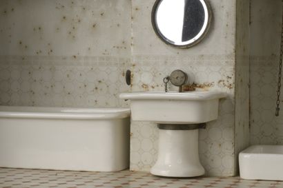 null DIORAMA representing a bathroom with bathtub, sink, shower, toilet, 1900-1910....