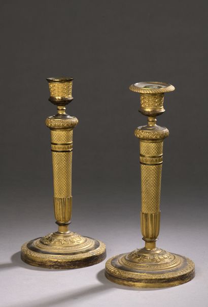 null PAIR OF FLAMPS in chased and gilded bronze with tapered shaft, decorated with...