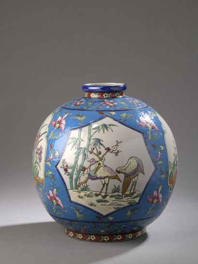 null LA LOUVIÈRE

VASE sphérique à col étranglé et ourlé en céramique, émaux polychromes...