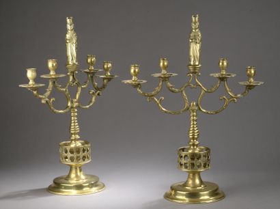 null PAIRE DE CANDELABRES à quatre lumières en laiton autour d’une statuette de Vierge...