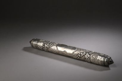 null A MEGUILA CASE in silver 2nd title 800‰, of cylindrical form. 

The body with...