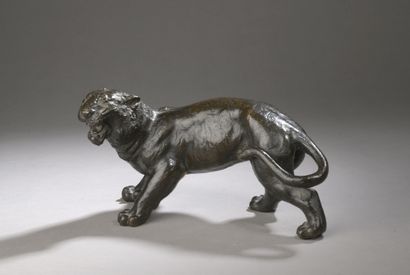 null OKIMONO en bronze figurant un tigre debout et feulant.

Japon, fin du XIXe -...