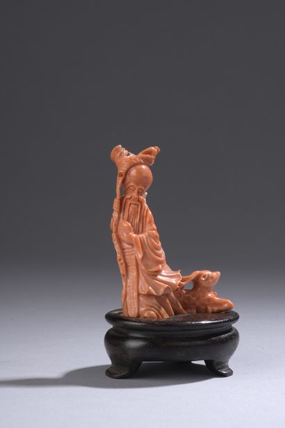 null Orange-red coral statuette* showing Shoulao standing with peaches of longevity...