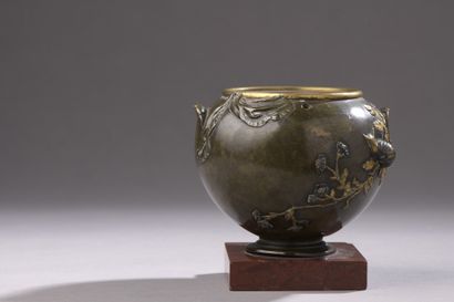 null MOREAU Auguste (1834-1917)

SMALL VASE. Proof in bronze with a green and golden...