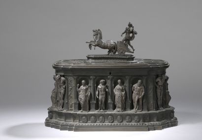null French school of the 19th century

Bronze box decorated with statuettes in regule...