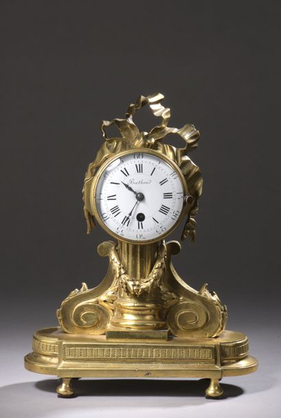 null CLOCK

In gilt bronze, with fluted column and two volutes, enamel dial signed...