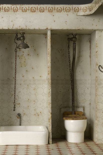 null DIORAMA representing a bathroom with bathtub, sink, shower, toilet, 1900-1910....