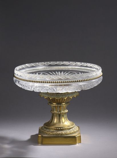 null GRANDE COUPE en cristal taillé, monture en bronze et laiton doré

Fin du XIXe...