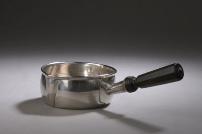 null CASSEROLE in silver 1st title 950‰, plain, with a wooden side handle.

D. 9,5...