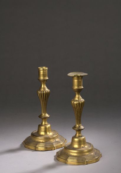 null PAIR OF FLAMPS in gilt bronze. Baluster shaft with gadroons (shell cast). Base...