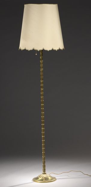 null BAGUÈS

LAMPADAIRE in gilt bronze entirely chased with laurel leaves. Circular...