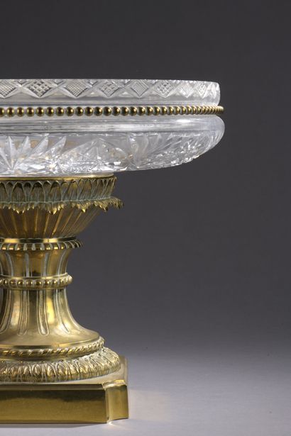 null GRANDE COUPE en cristal taillé, monture en bronze et laiton doré

Fin du XIXe...