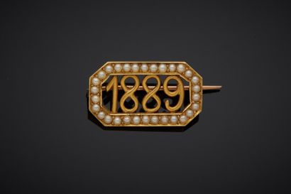null An 18K yellow gold 750‰ brooch, of rectangular cutaway form, pierced with the...