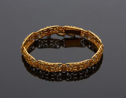 null Curb in 18K yellow gold 750‰, adorned with rectangular, filigree motifs, adorned...