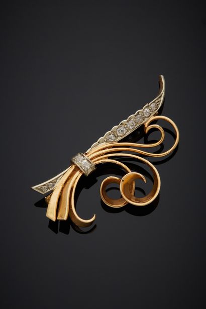 null An 18K 750‰ two-tone gold brooch, adorned with a palm set with old-cut diamonds...