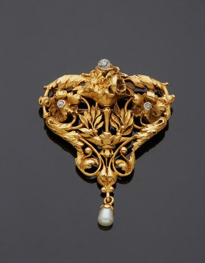 null An 18K yellow gold 750‰ brooch chased with scrolls, garlands and flowers, set...