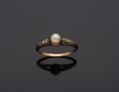 null 18K yellow gold 750‰ and silver 2nd title 800‰ ring, set with a cultured pearl...