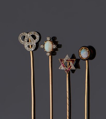 null Lot comprising four 18K polychrome gold 750‰ tie pins, one adorned with an opal...
