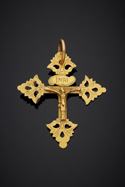 null Savoyard 18K yellow gold 750‰ cross, pierced, depicting a Christ on one side...