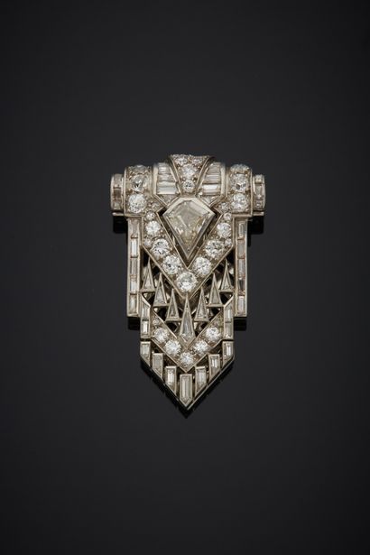 null Platinum 850‰ lapel clip, in the form of a stylized mantling in the Art Deco...