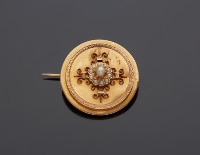 null 18K yellow gold 750‰ round brooch, adorned with half pearls.

D. 2,80 cm Gross...