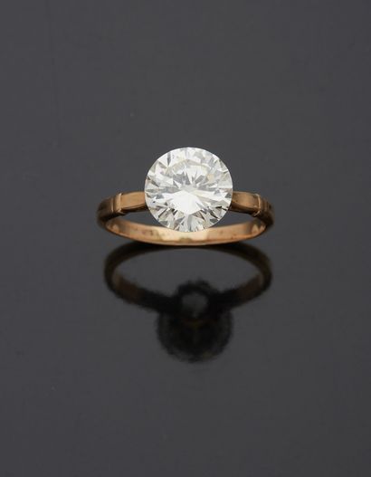 null Two-tone 18K gold solitaire 750‰, adorned with a brilliant cut diamond weighing...