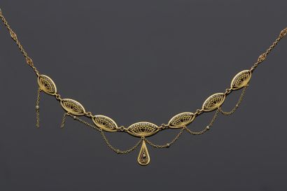 null 18K yellow gold 750‰ filigree drapery necklace adorned with pearls. A chain...