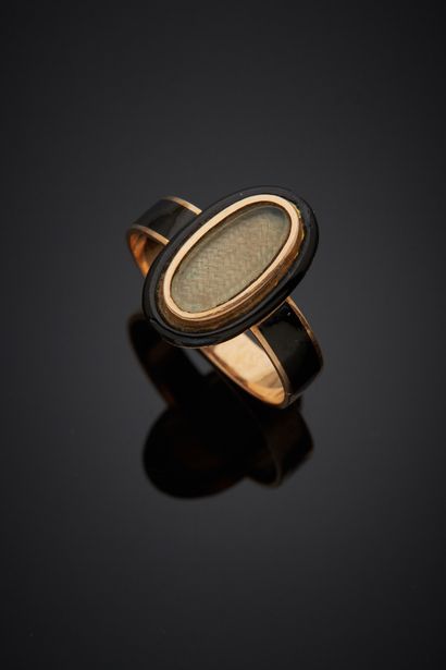 null 18K yellow gold 750‰ marquise ring, adorned with hair and black enamel.

Finger...