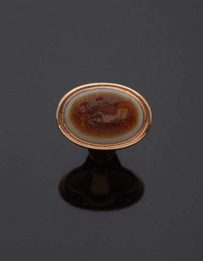 null A 9K yellow gold 375‰ ring, oval in shape, set with an intaglio on agate.

Finger...