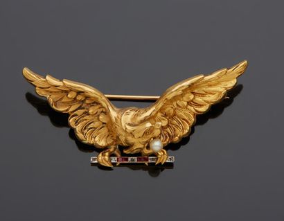 null 18K yellow gold 750‰ brooch, in the form of an eagle poised on a branch set...