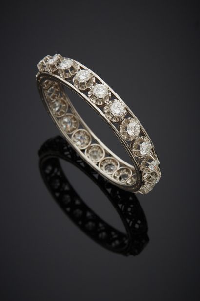 null Bracelet rigide en platine 850‰, paré de vingt diamants de taille brillant....